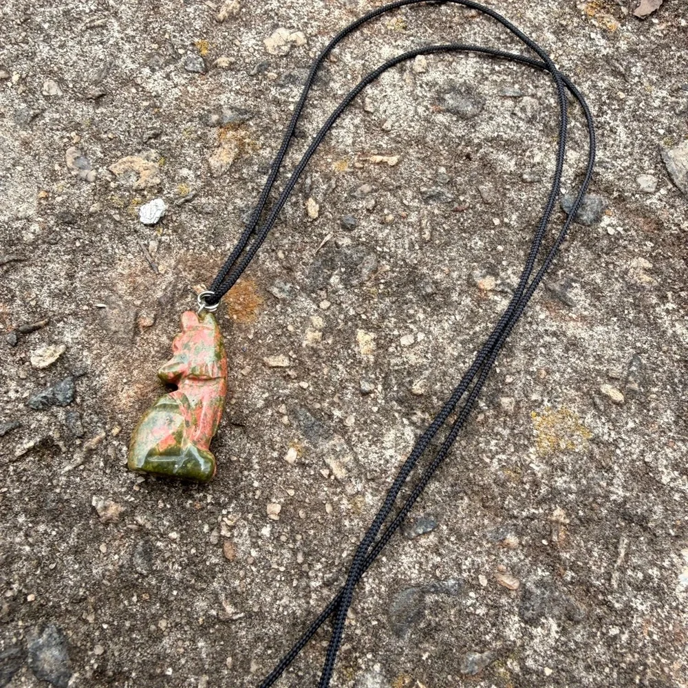 Handcrafted Unakite Howling Wolf Pendant Necklace - Picture 2 of 2